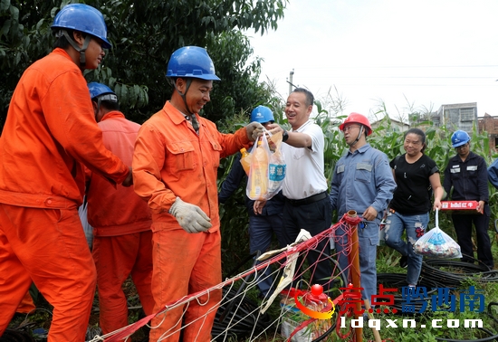 興義供電局工會組織慰問一線搶修員工(盧關(guān)文 攝) (2).JPG