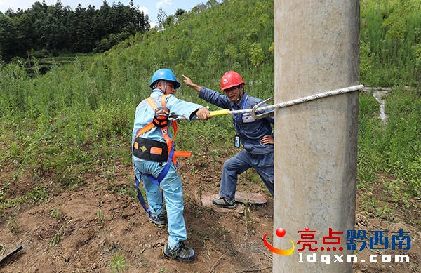 實(shí)訓(xùn)前對(duì)安全繩進(jìn)行安全試驗(yàn)(盧關(guān)文 攝).JPG