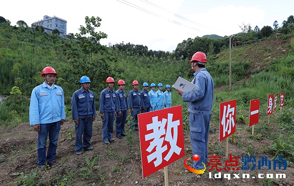 實(shí)訓(xùn)場(chǎng)上,參加實(shí)訓(xùn)人員的班前會(huì)(盧關(guān)文 攝).JPG