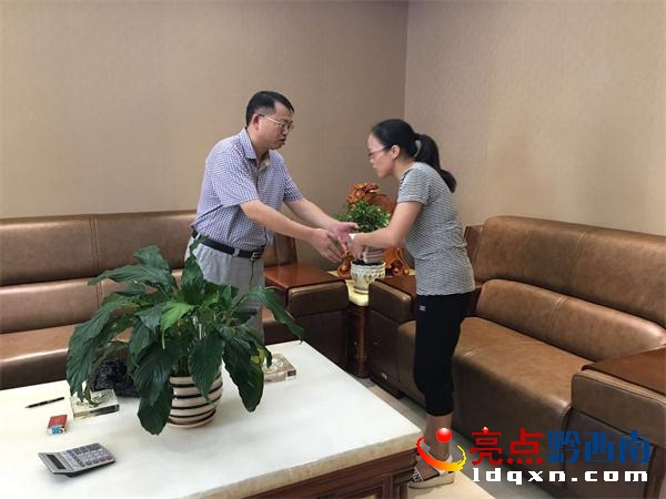 冊亨聯(lián)社黨委書記、理事長盧世悠為困難職工彭劍家屬發(fā)放互助金1.jpg