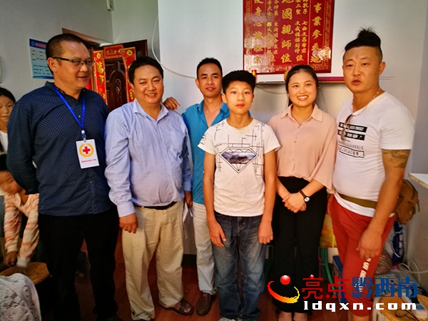 1愛心團隊在鄧正秀家合影。左起賀國平 湯志剛 嚴建 鄧平 鄧正秀 吳廷朋.jpg