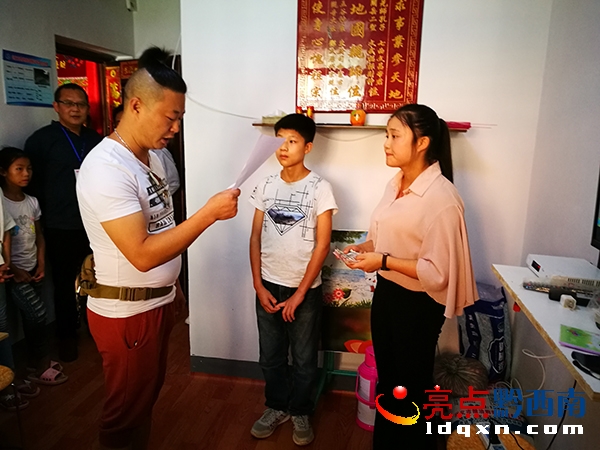 2萬峰林公益協(xié)會副會長吳廷朋將6500元捐款交到鄧正秀手中.jpg