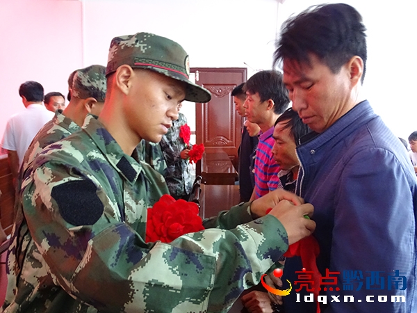 即將入伍新兵給家屬佩戴光榮花.JPG
