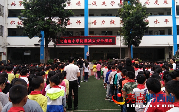 圖為學(xué)校領(lǐng)導(dǎo)在防震減災(zāi)應(yīng)急疏散演練后講話.jpg