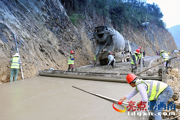 圖1：望謨縣樂元鎮(zhèn)“組組通”水泥路施工現(xiàn)場.JPG