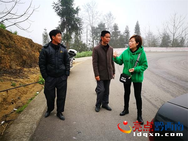 興義市農(nóng)委新型職業(yè)農(nóng)民培訓(xùn)學(xué)校負(fù)責(zé)人張金燕（右）向技術(shù)指導(dǎo)呂天洪（中）了解嫁接進(jìn)度.jpg