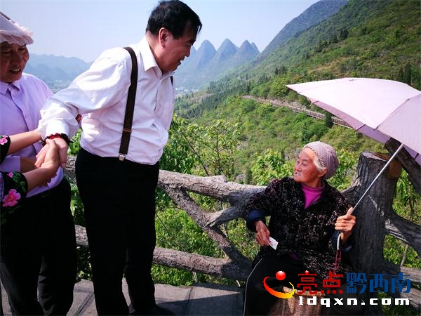 李復興教授在觀景臺上.jpg