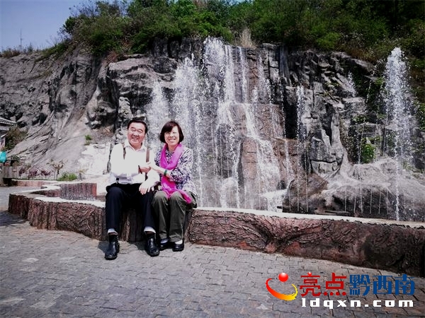李復興教授和妻子趙飛紅在萬峰林景區(qū)_看圖王.jpg