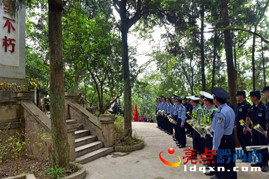 圖為縣直各單位向烈士敬獻鮮花.JPG