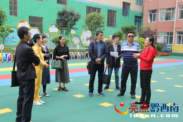 圖為走進幼兒園的師院老師們.JPG