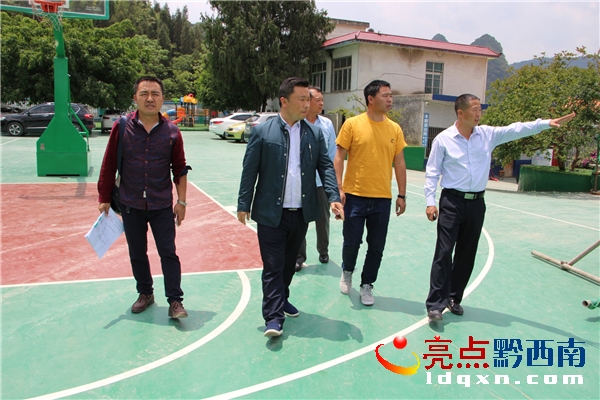 在普硐小學督查現(xiàn)場.JPG