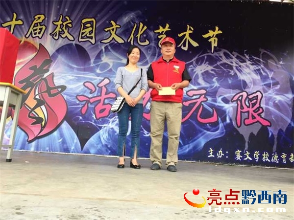 IMG_義工會長唐留兵現(xiàn)場捐款.JPG