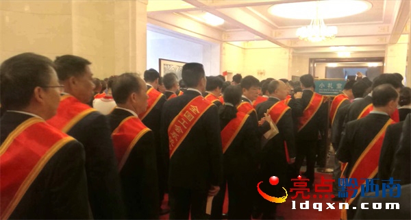 興義供電局龍福剛在北京人民大會堂領(lǐng)“全國五一勞動獎章” (3).jpg