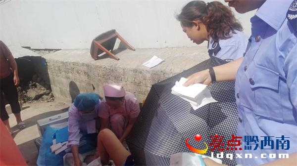 車站工作人員協(xié)助120醫(yī)護(hù)人員就地接生.jpg
