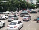 興義：司機(jī)搶行加塞未果 惱羞成怒開(kāi)“斗氣車(chē)”